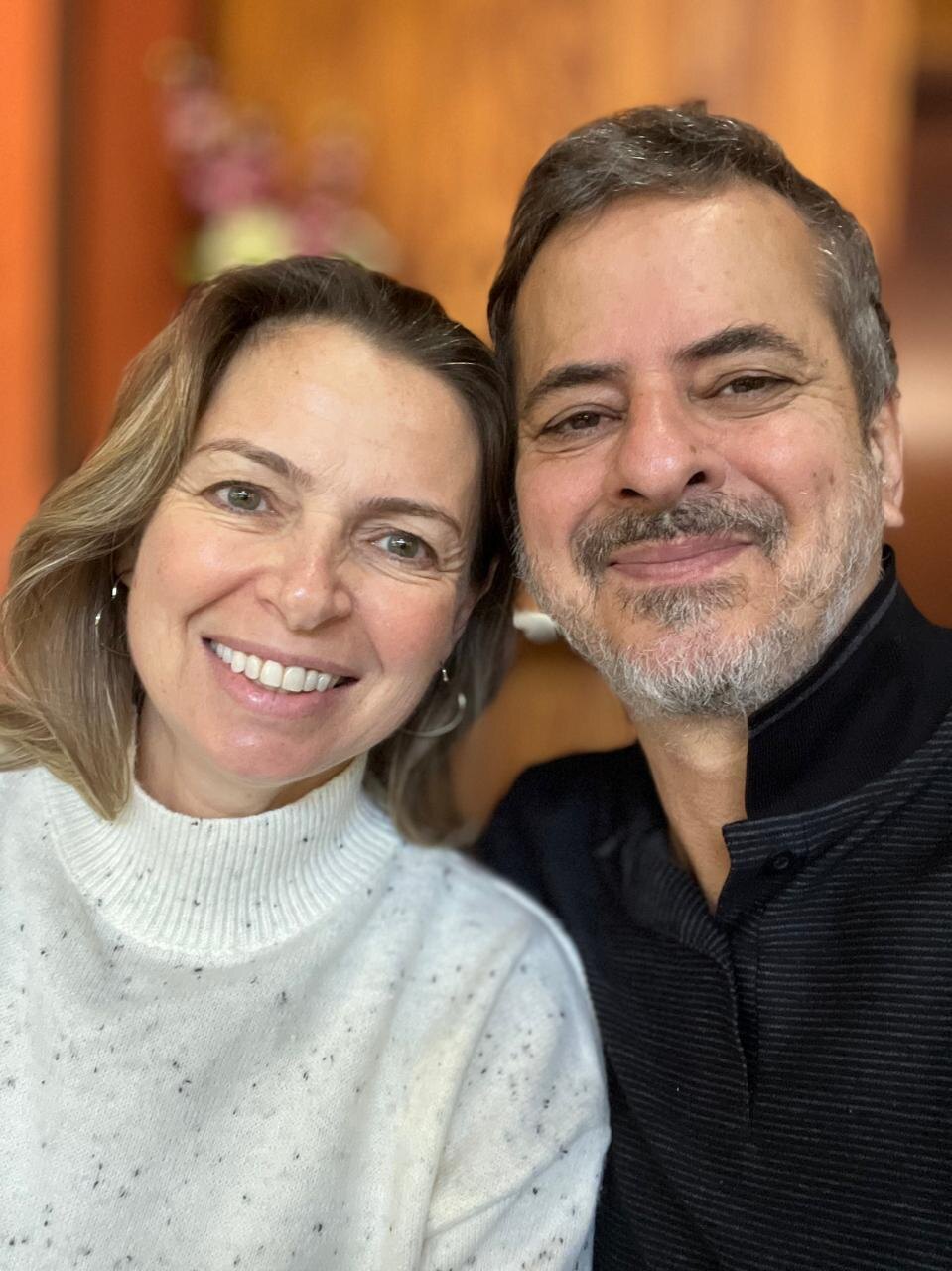 Patrícia Rizzi e Cesar Barroso em um imóvel compacto